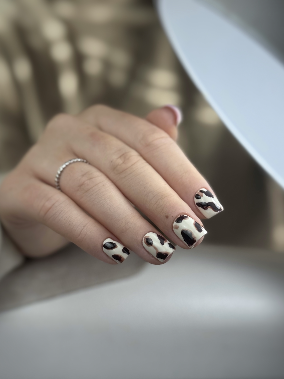 Stylizacja paznokci - krowie plamy